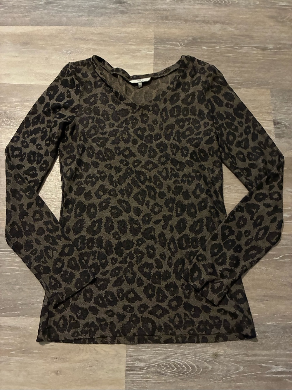 BKE Women’s Leopard Print Long Sleeve V-Neck Top - Black and Brown M